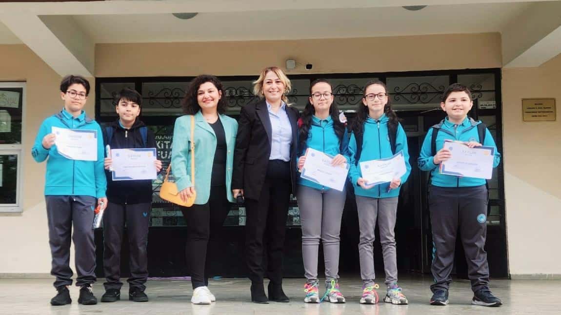 TÜBİTAK 2204B Ortaokul Öğrencileri Proje Yarışması'nda bölge finalisti olan öğrencilerimize katılım belgeleri ve hediyeleri Okul Müdürümüz Fatma Durukan Tok tarafından verilmiştir.